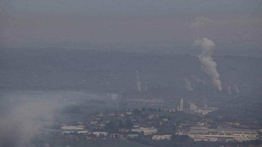 Al fondo, la factoría de Arcelor en Gijón, con el polígono industrial de Porceyo en primer término, el pasado 4 de enero.