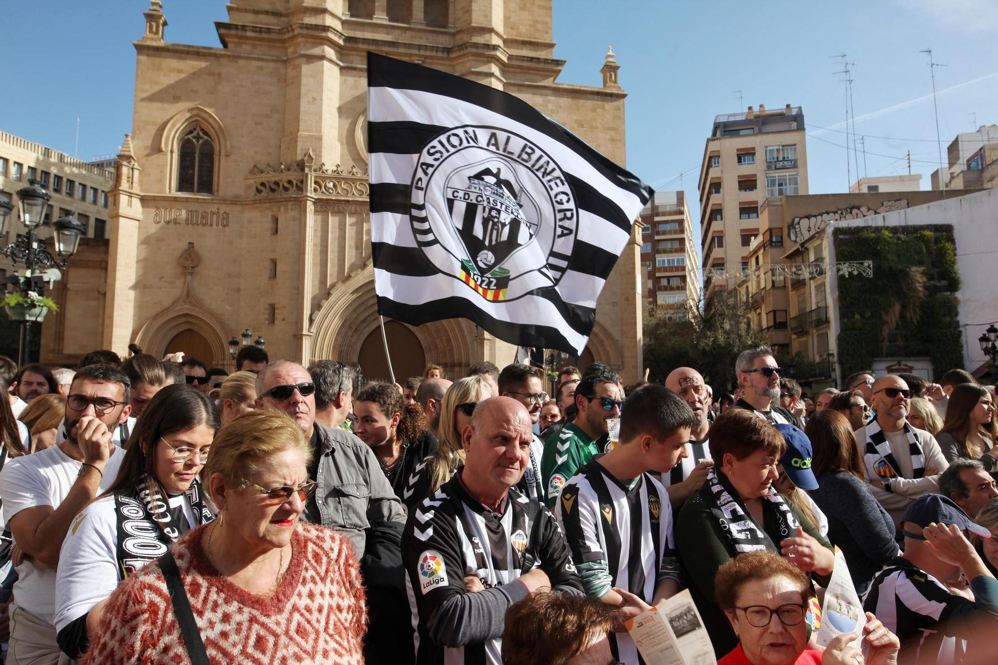 La plaza Mayor de Castelló se tiñe de albinegrismo en un día para el recuerdo