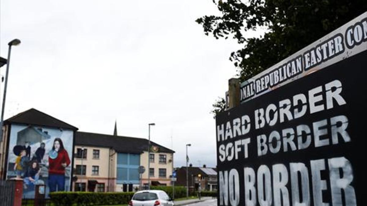 Un cartel con la leyenda 'Frontera dura, frontera blanda, ninguna frontera' en Derry, en Irlanda del Norte.