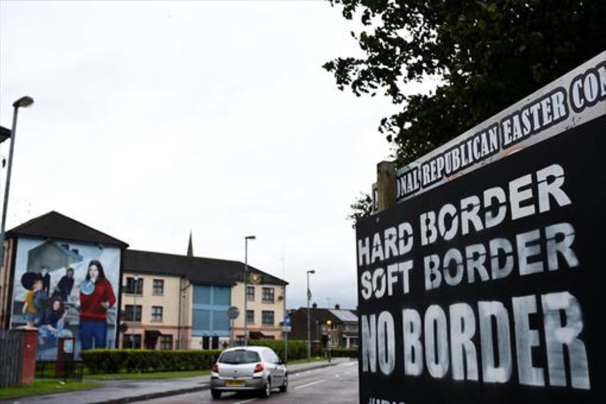 Un cartel con la leyenda 'Frontera dura, frontera blanda, ninguna frontera' en Derry, en Irlanda del Norte.