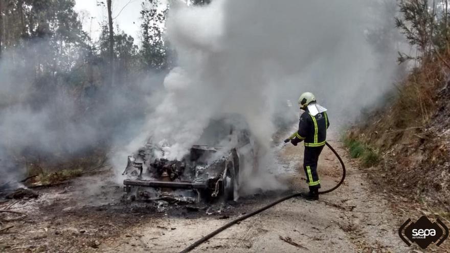 Los bomberos sofocan el incendio de un coche en Llanes