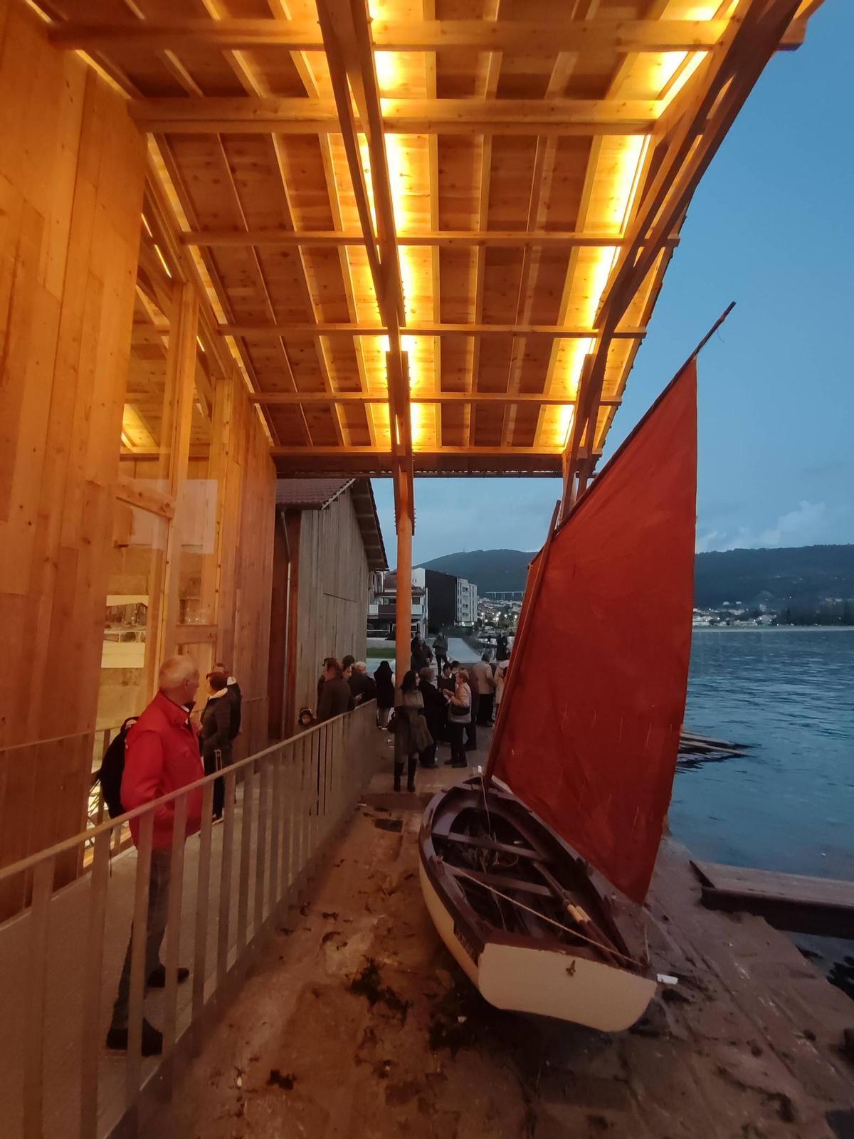 La dorna de Sueste instalada en el exterior de la carpintería de Casqueiro.