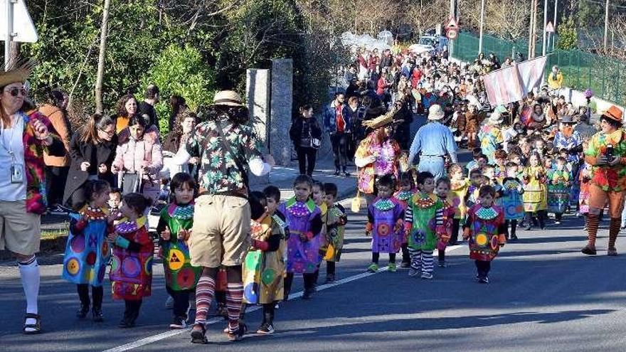 Algunos de los niños de Valga participantes en el carnaval. // FdV