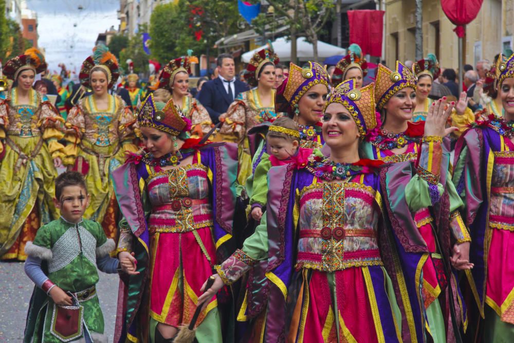 Moros y Cristianos desfilan en Onil entre la lluvia