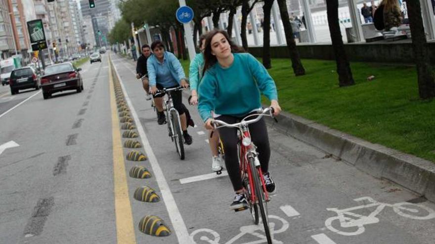 Cicilistas en el carril bici de El Muro.