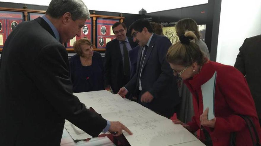 José Luis García, Paz Fernández, Juan Vázquez, Santiago González y Concepción Paredes, observando un documento, ayer, en la sala del Archivo de Indianos de Colombres dedicada a la cultura de empresa.