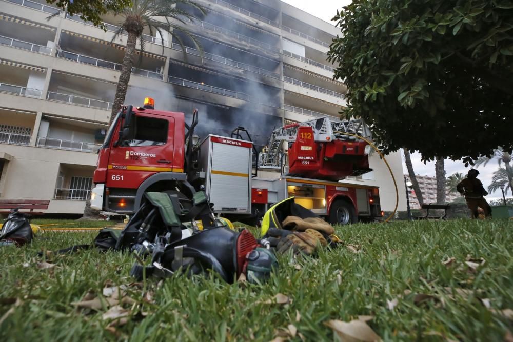 Dos bomberos heridos en un incendio provocado en un piso en Torrevieja. La Guardia Civil ha rescatado al residente de un primer piso que habría provocado las llamas en un intento de suicidio.