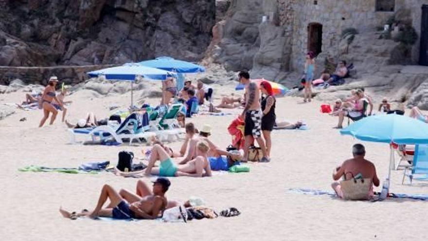 Les altes temperatures han provocat que ja al mes de juny hi hagués turistes a les platges.