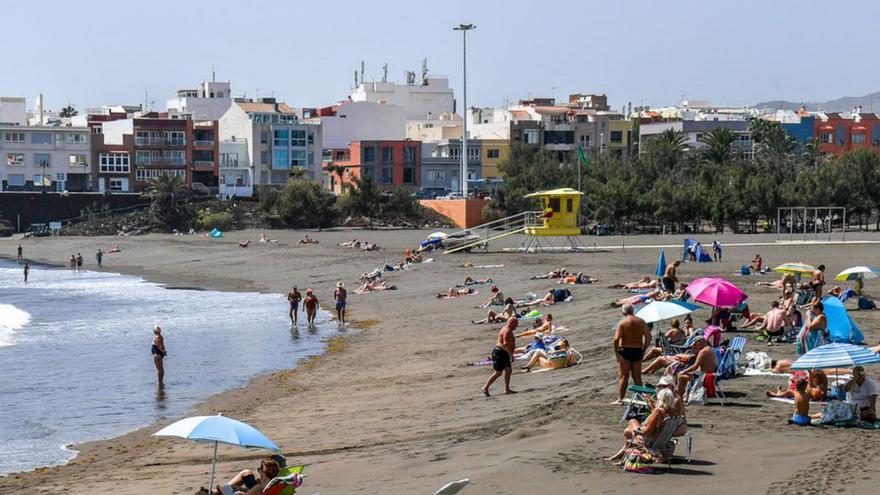Canarias inaugura la primavera a más de 30 grados y ligera calima