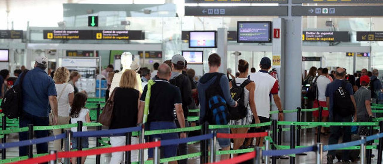 Imagen de pasajeros en el Aeropuerto de El Prat durante los días de huelga que tuvo lugar este verano.