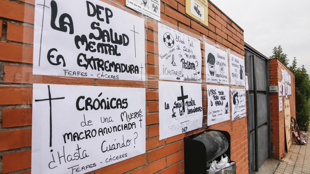 Carteles de denuncia de la plantilla de Feafes en el centro de Cáceres.