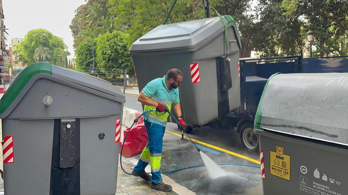 Un operario trabaja en la limpieza de contenedores del barrio de El Carmen.