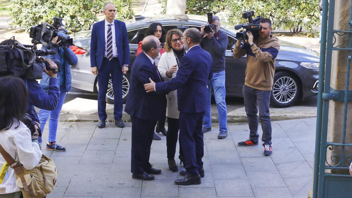 Lambán se abraza con Iceta a las puertas del Museo de Zaragoza