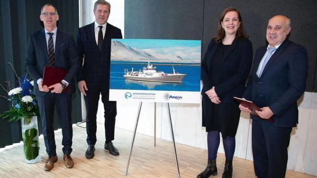Alperi (dcha.), con representantes del Gobierno islandés.   | // FDV