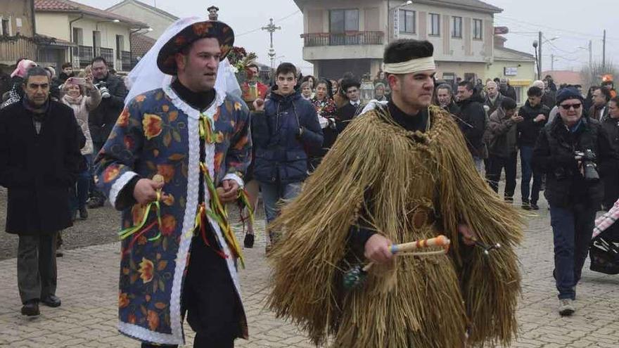 La Madama y el Tafarrón recorren una de las calles de Pozuelo de Tábara.