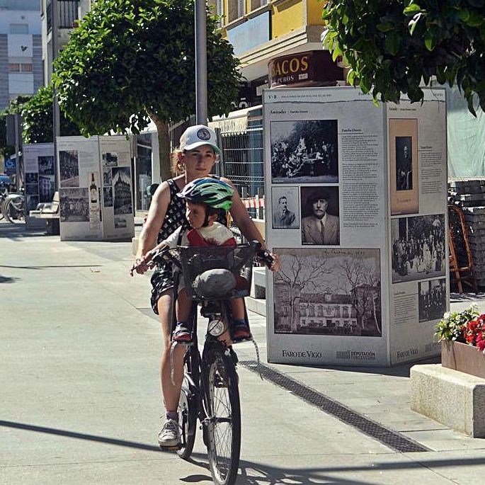 Una madre y su hija pasean en bicicleta por la zona de exposición