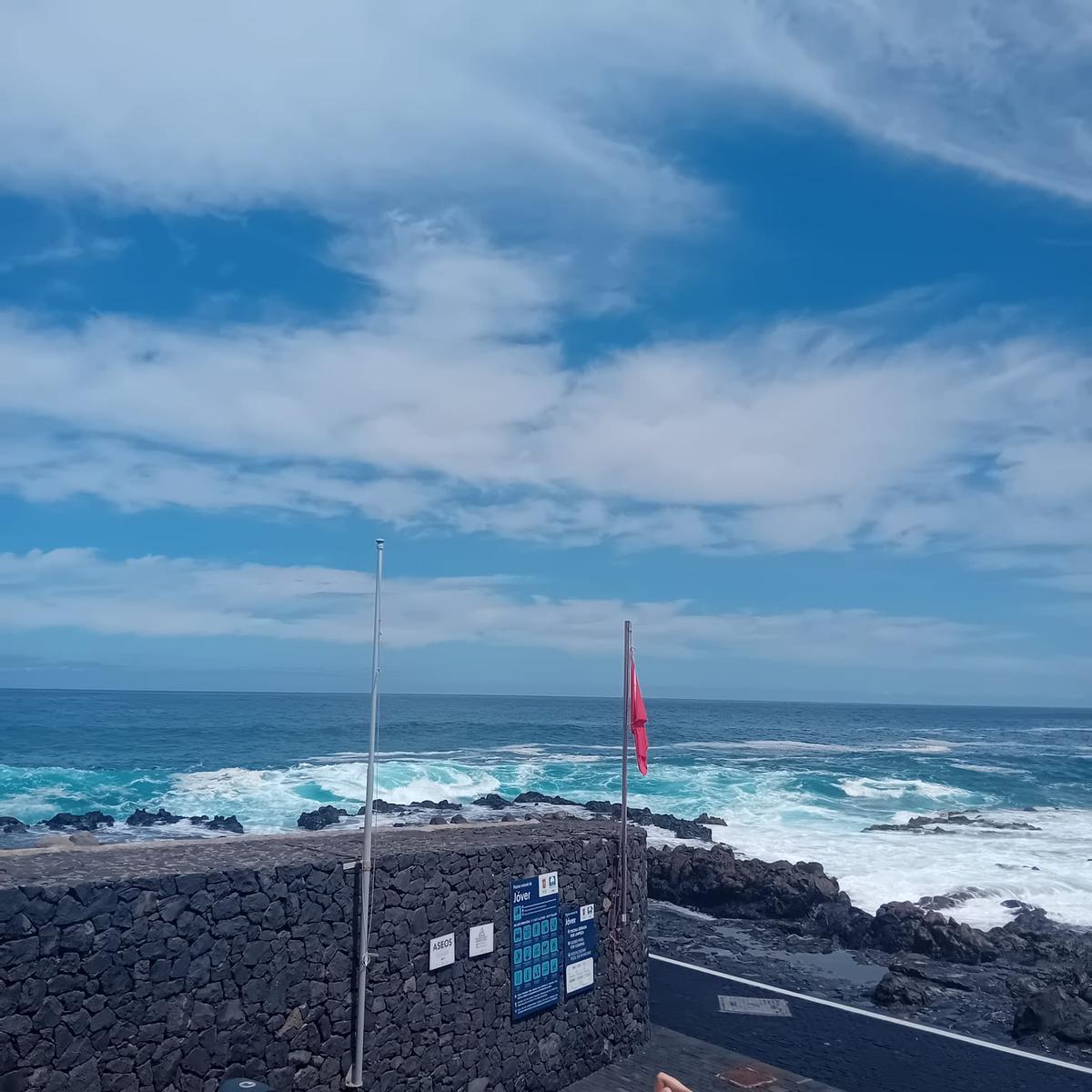 Bandera roja en una de las zonas de costa de La Laguna.