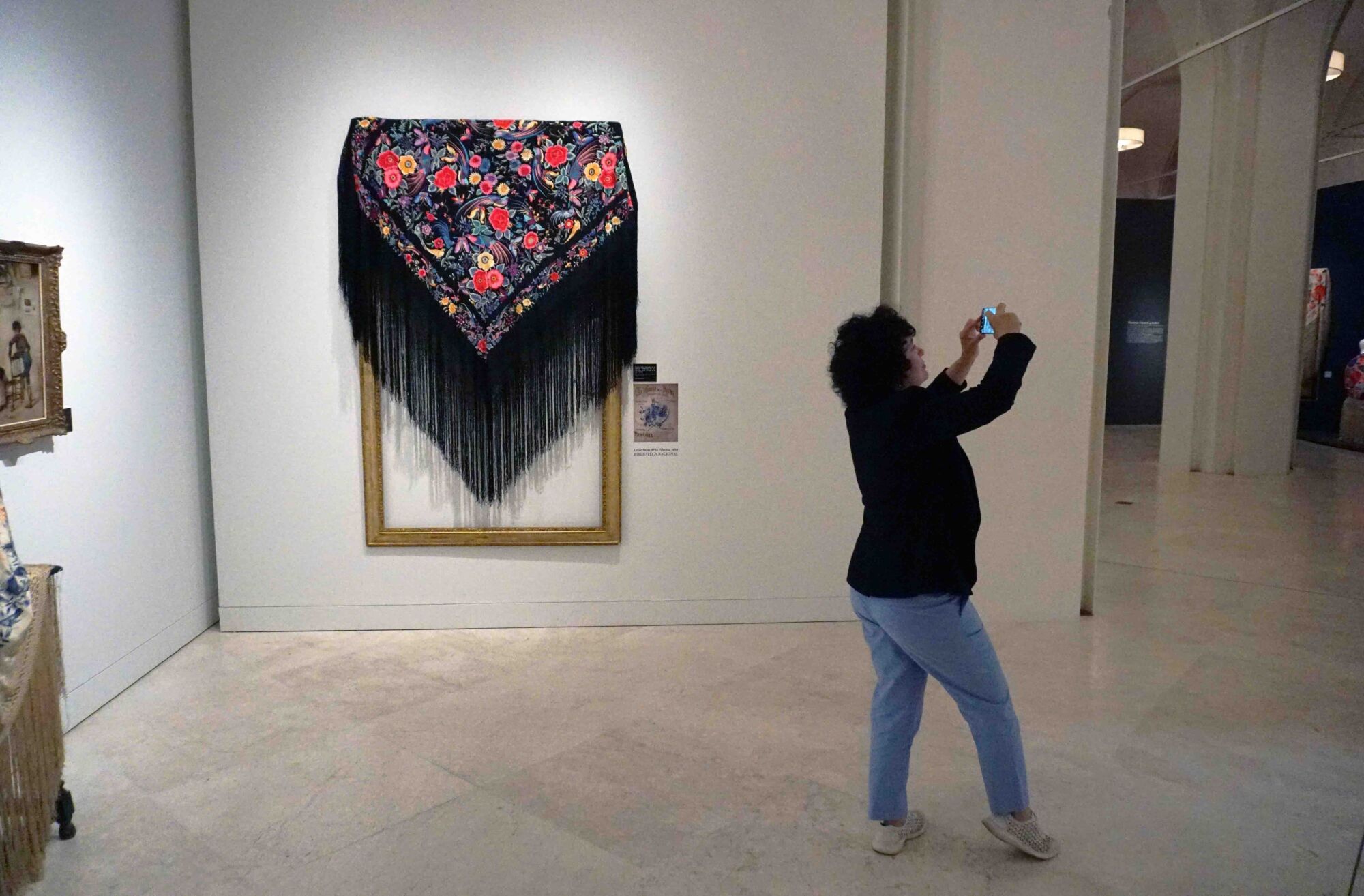 El delegado de Turismo, Cultura y Deporte, Carlos García, presenta la exposición 'El mantón de Manila. Colección Perraut en el Museo de Málaga', con la asistencia de la directora del Museo de Málaga, María Morente; Encarnación Perraut, dueña de la colección de mantones, y su hijo Jesús Burgos Perraut