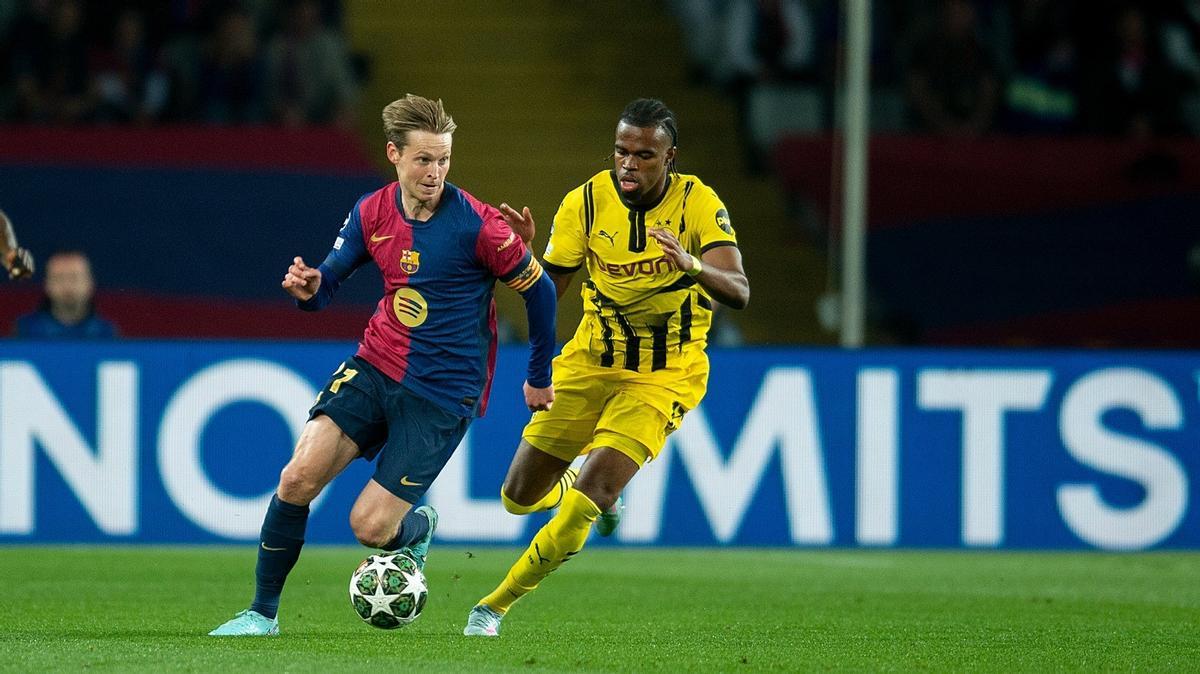 De Jong inicia una jugada de ataque en el Barça-Dortmund en Montjuïc.