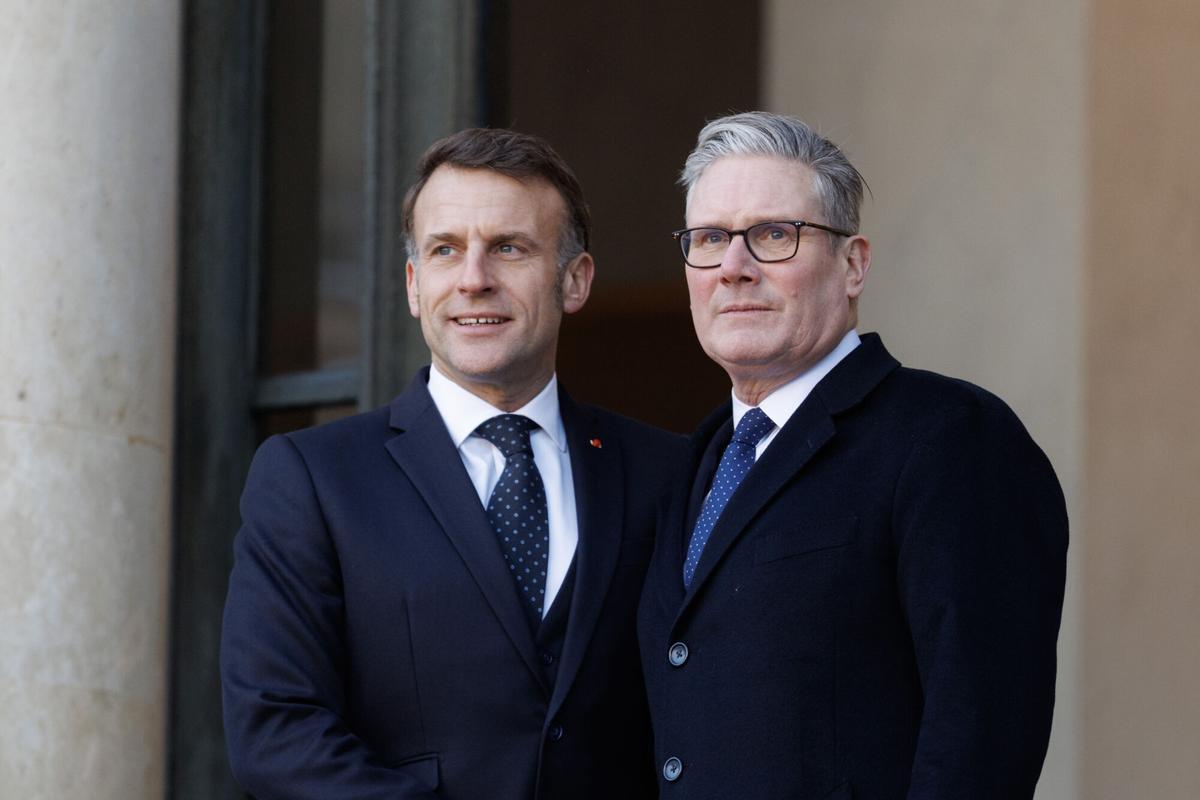 Imagen de archivo del presidente de Francia, Emmanuel Macron, y el primer ministro británico Keir Starmer en el Elíseo.
