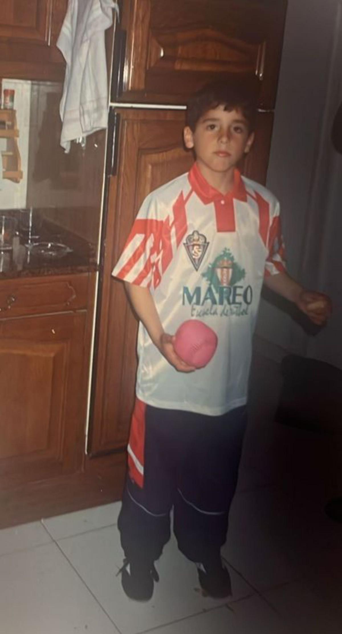 Cote, de niño, en casa, con una camiseta de la Escuela de Mareo.