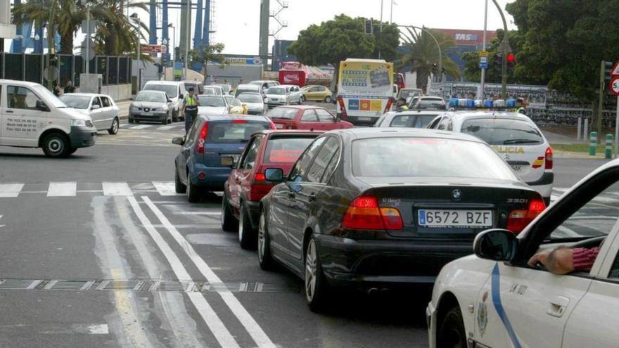 Concentración de vehículos en uno de los puntos de mayor densidad de tráfico en el municipio de Santa Cruz de Tenerife. | | E.D.