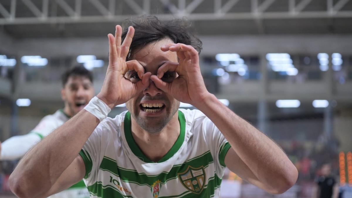 Pablo Del Moral, jugador del Córdoba Futsal, celebra un gol en Vista Alegre.