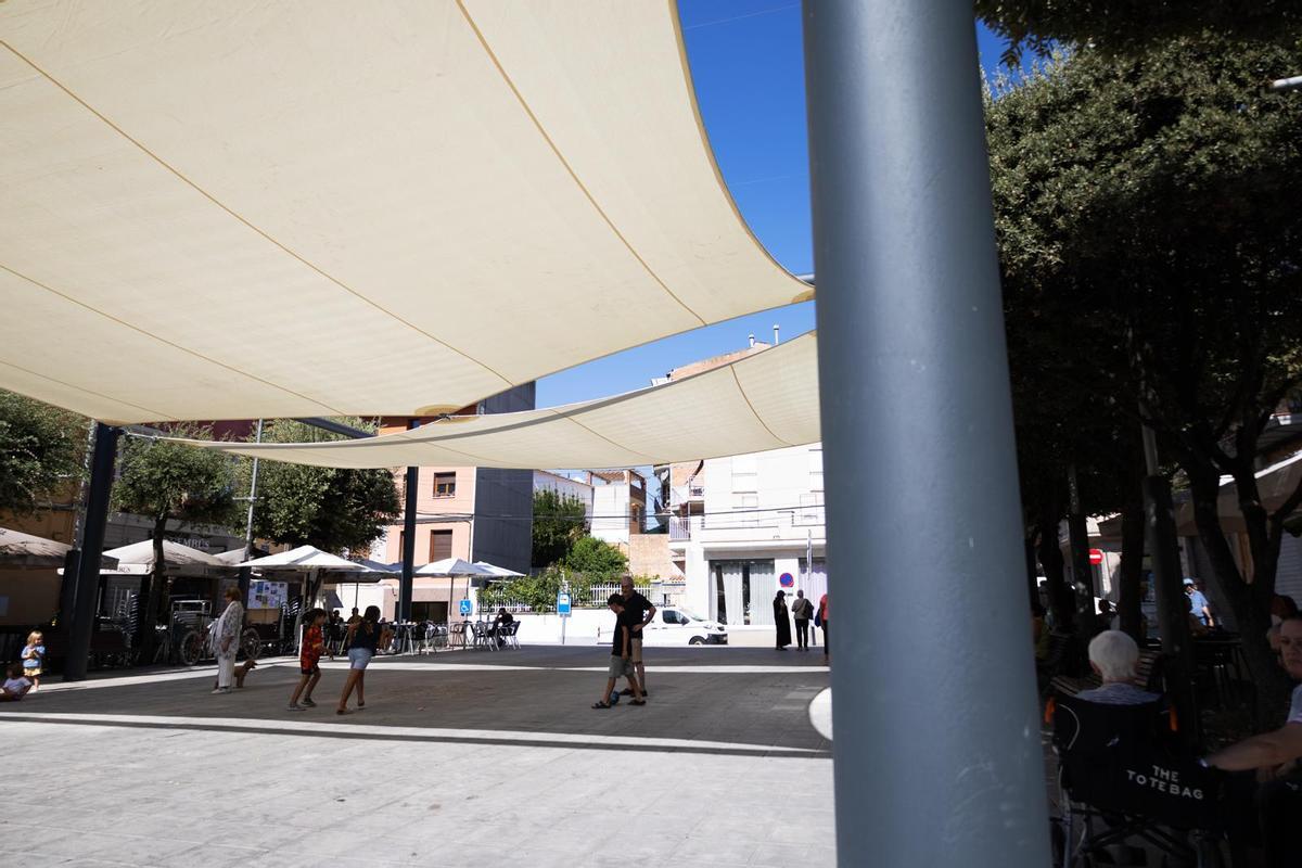 L’estructura metàlica aguanta unes veles que fan ombra