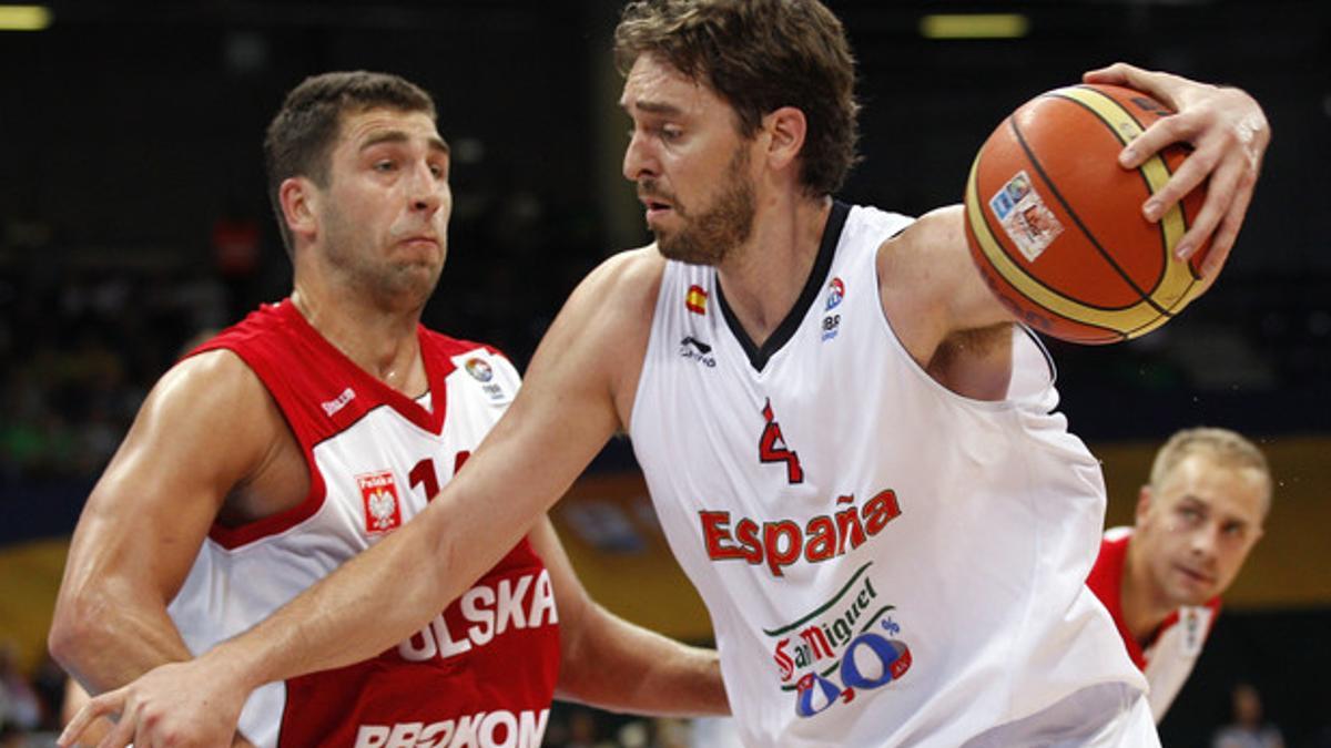 Paul Gasol, right, of Spain is challenged by Adam Hrycaniuk
