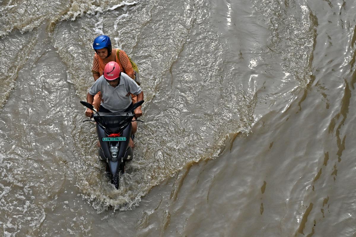 El río Yamuna se ha desbordado debido a las lluvias monzónicas en Nueva Delhi.