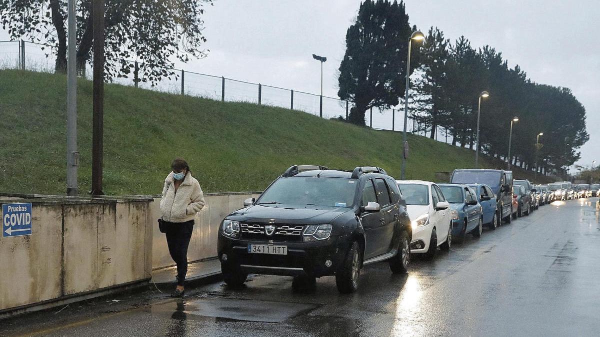 Colas en el acceso al punto autocovid ayer por la tarde en el Hospital San_Agustín de Avilés.