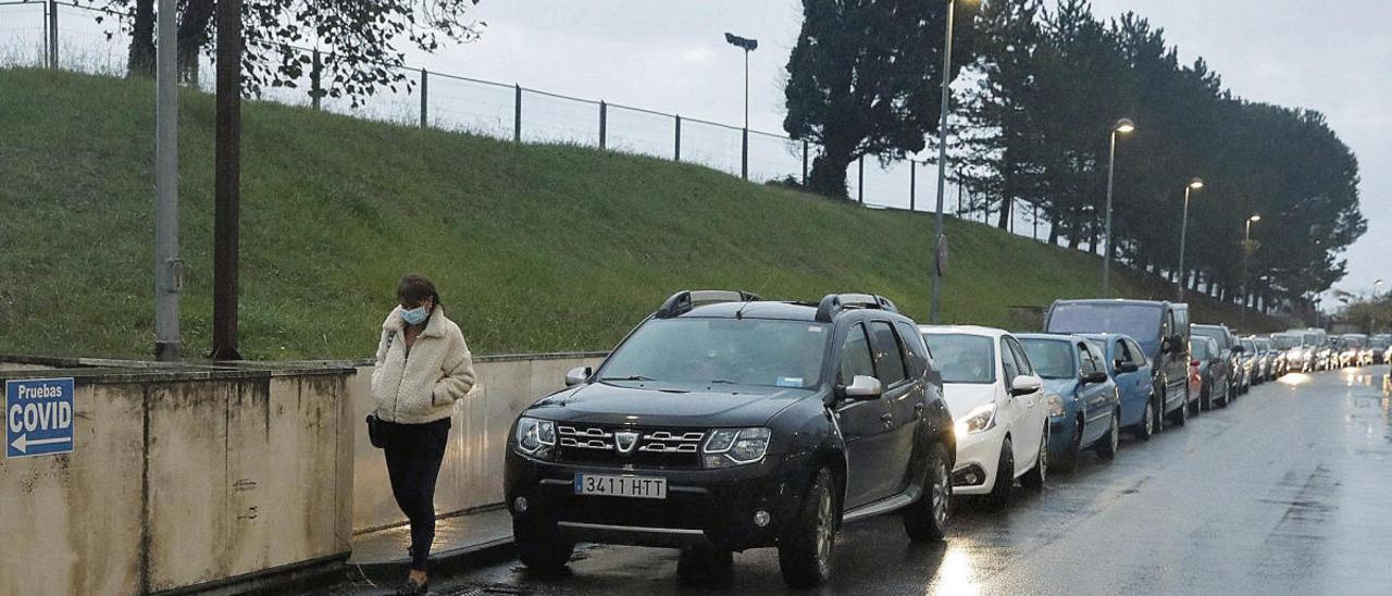 Colas en el acceso al punto autocovid ayer por la tarde en el Hospital San_Agustín de Avilés.