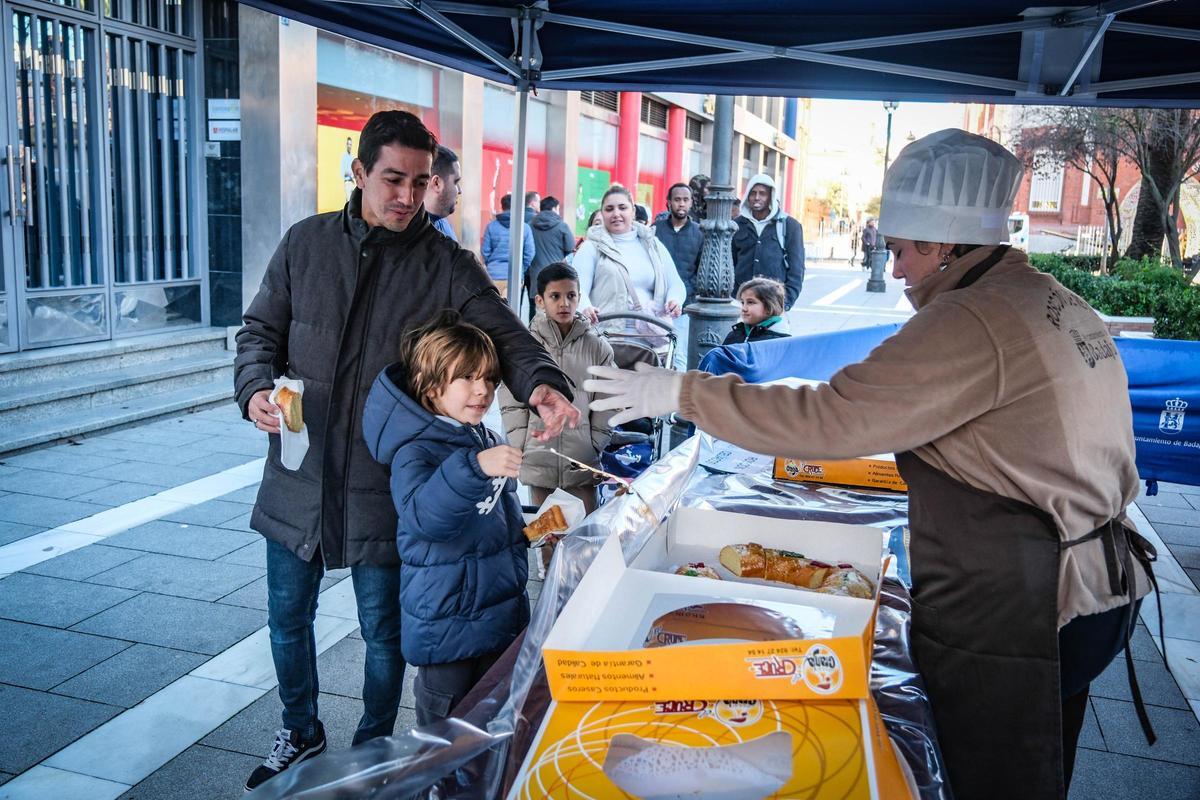Un niño de Badajoz recoge una porción de roscón en San Francisco.