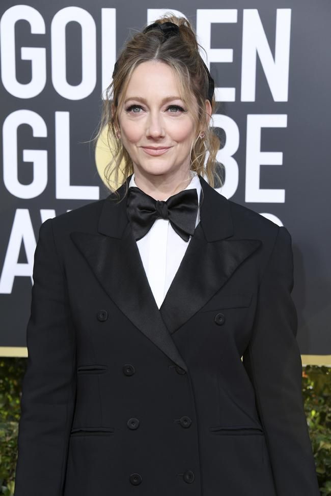 Globos de Oro 2019: Judy Greer con smoking de Alberta Ferretti