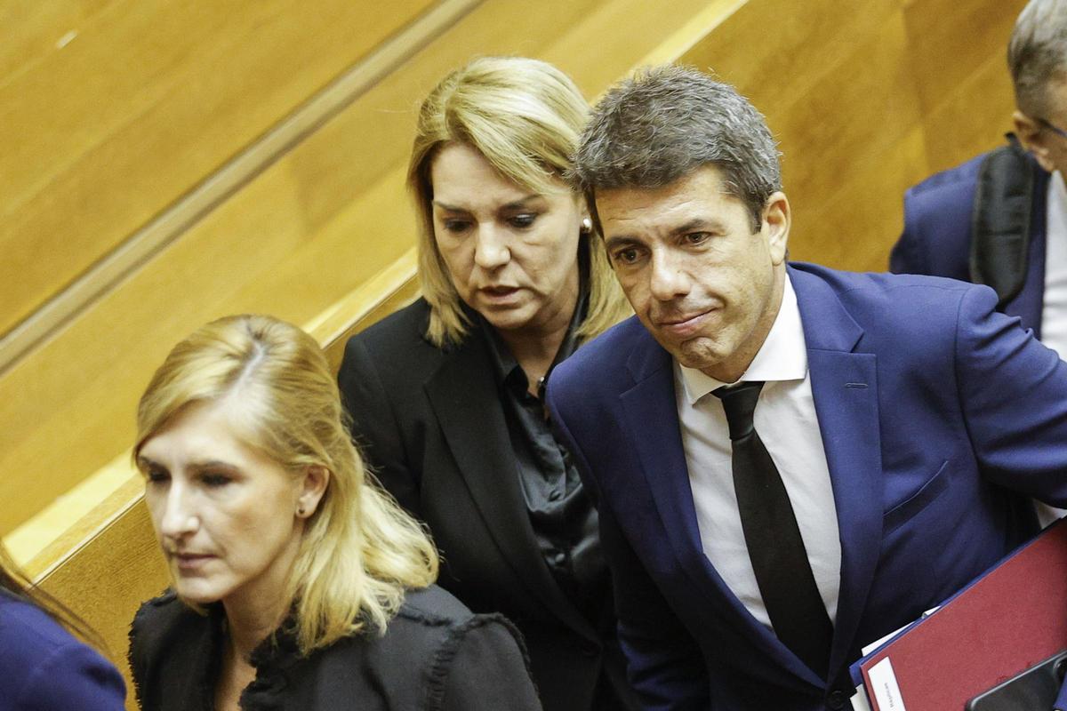 Mazón, a la salida de las Cortes, ayer, junto a Pradas y Camarero