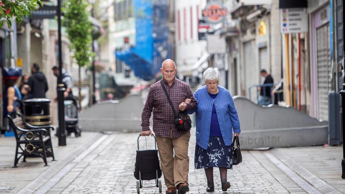 Dos personas pasean de la mano en Gibraltar.