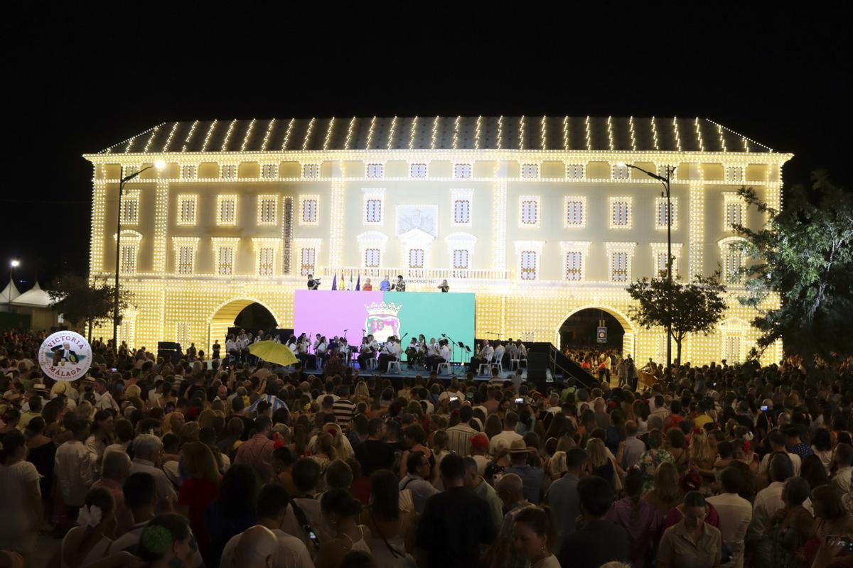 MÁLAGA (ESPAÑA), 17/08/2024.- Málaga ha dado este sábado el pistoletazo de salida oficial de su Feria de agosto con la lectura del pregón de las fiestas que ha realizado el cantautor Juan Gómez, El Kanka (c), y con el tradicional alumbrado artístico de la portada del recinto ferial del Real de Cortijo de Torres. EFE/ María Alonso