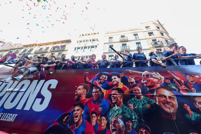 ¡De locos! Las mejores imágenes de una ciudad entregada al Barça