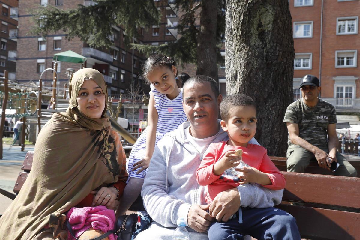 Mohamed Lamin, Neitu Sidahmed, y sus hijos Mina y Mahmoud, en el parque Dolores F. Duro de La Felguera