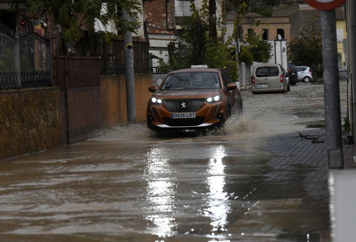 Así han dejado las lluvias las calles de Cobatillas
