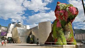 ’Puppy’, la escultura floral de Jeff Koons que custodia la entrada del museo Guggenheim de Bilbao. 