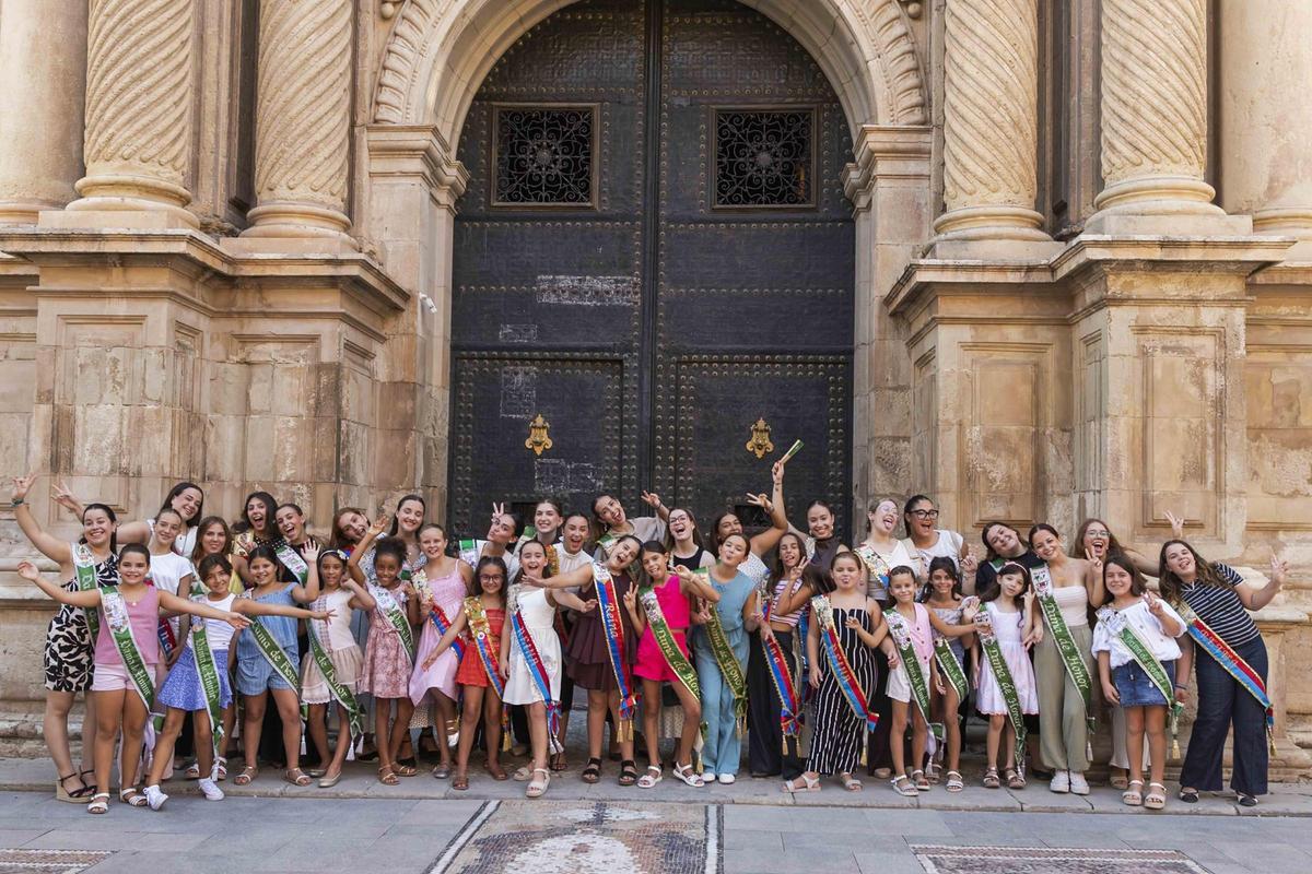 La ofrenda a la patrona marca el primer acto de UFECE en las Fiestas de Agosto en Elche