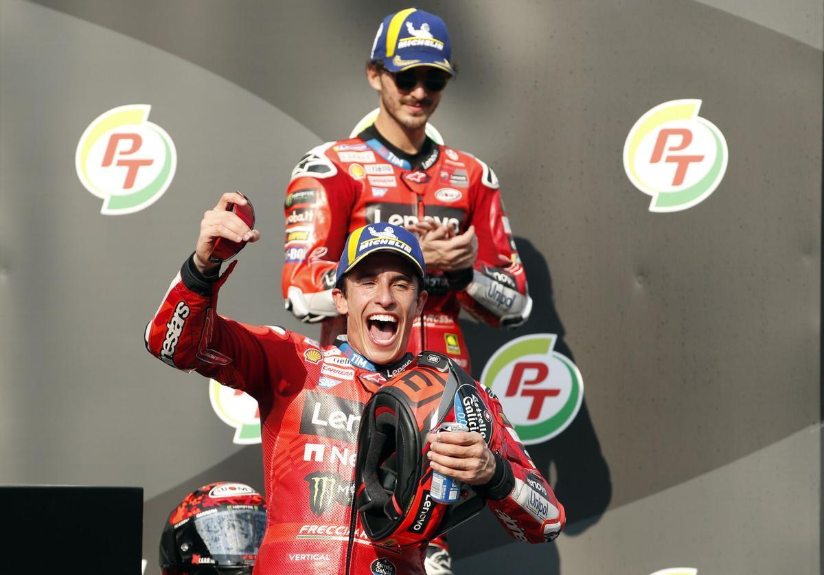 Buriram (Thailand), 02/03/2025.- Spanish MotoGP rider Marc Marquez (Front) of Ducati Lenovo Team celebrates next to his teammate and second place Italian MotoGP rider Francesco Bagnaia (Back) of Ducati Lenovo Team during a trophy ceremony of the MotoGP race of the Motorcycling Grand Prix of Thailand at Chang International Circuit, Buriram province, Thailand, 02 March 2025. (Motociclismo, Tailandia) EFE/EPA/RUNGROJ YONGRIT. gp tailandia 2025. circuito internacional chang