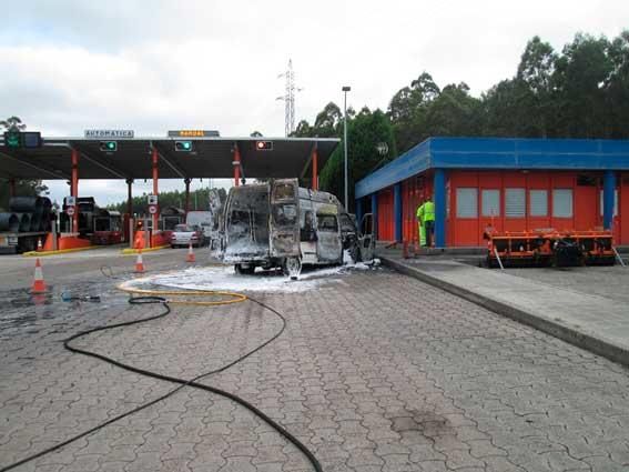 El incendio ha calcinado el vehículo cerca del peaje de Bidueira.