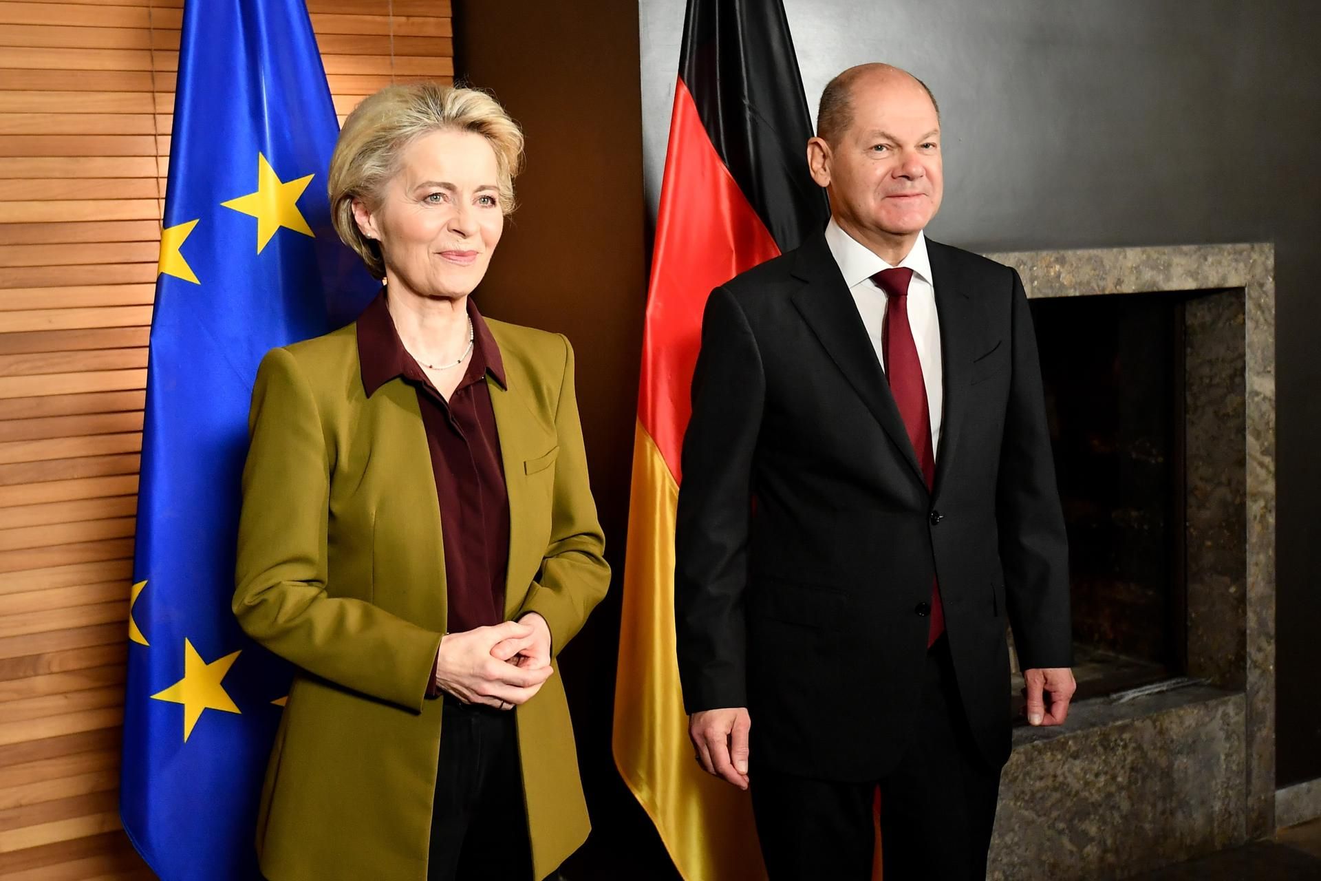 La presidenta de la Comisión Europea Úrsula Von der Leyen (i), junto al canciller alemán Olaf Scholz, durante su encuentro bilateral en la 59 Conferencia de Seguridad de Múnich en Alemania.