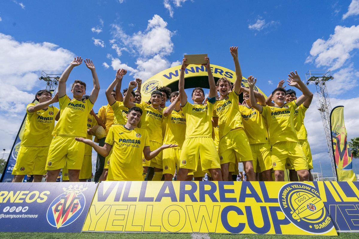 Los jugadores del Villareal levantan el título en la pasada edición.