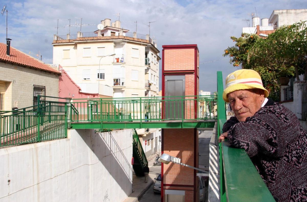 El ascensor de la calle Rojas lo instaló el Ayuntamiento en 2005.