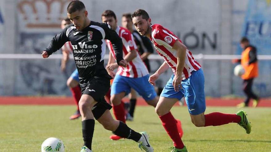 Un jugador del CD Villaralbo conduce el cuero ayer en La Devesa.