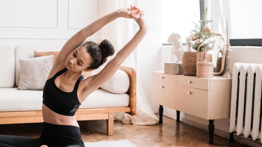 9 ejercicios que puedes hacer en la cama y que te ayudarán a dormir mejor