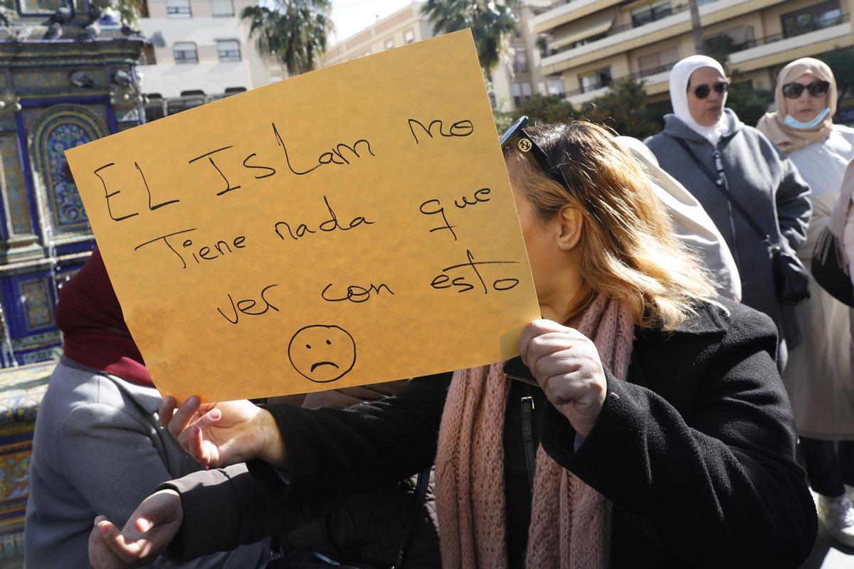 Una mujer sostiene una cartulina con un lema defendiendo el islam, en el sitio donde un hombre de origen marroquí asesinó al sacristán Diego Valencia de la iglesia de la Palma en Algeciras (Cádiz).